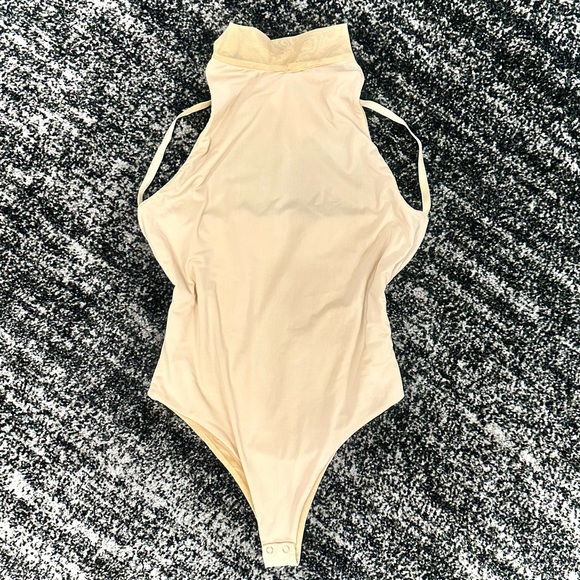 SAMANTHA ENG || High-Neck Open Back Snap Bodysuit in Beige - SZ Small ⭐️NWT⭐️ - Picture 1 of 8